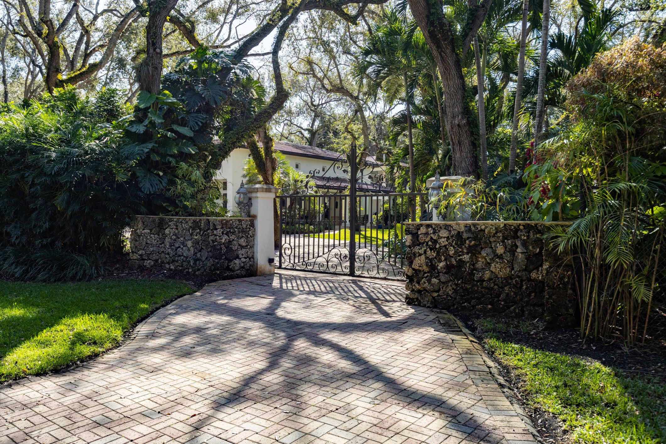 Home with cobblestone driveway in Miami